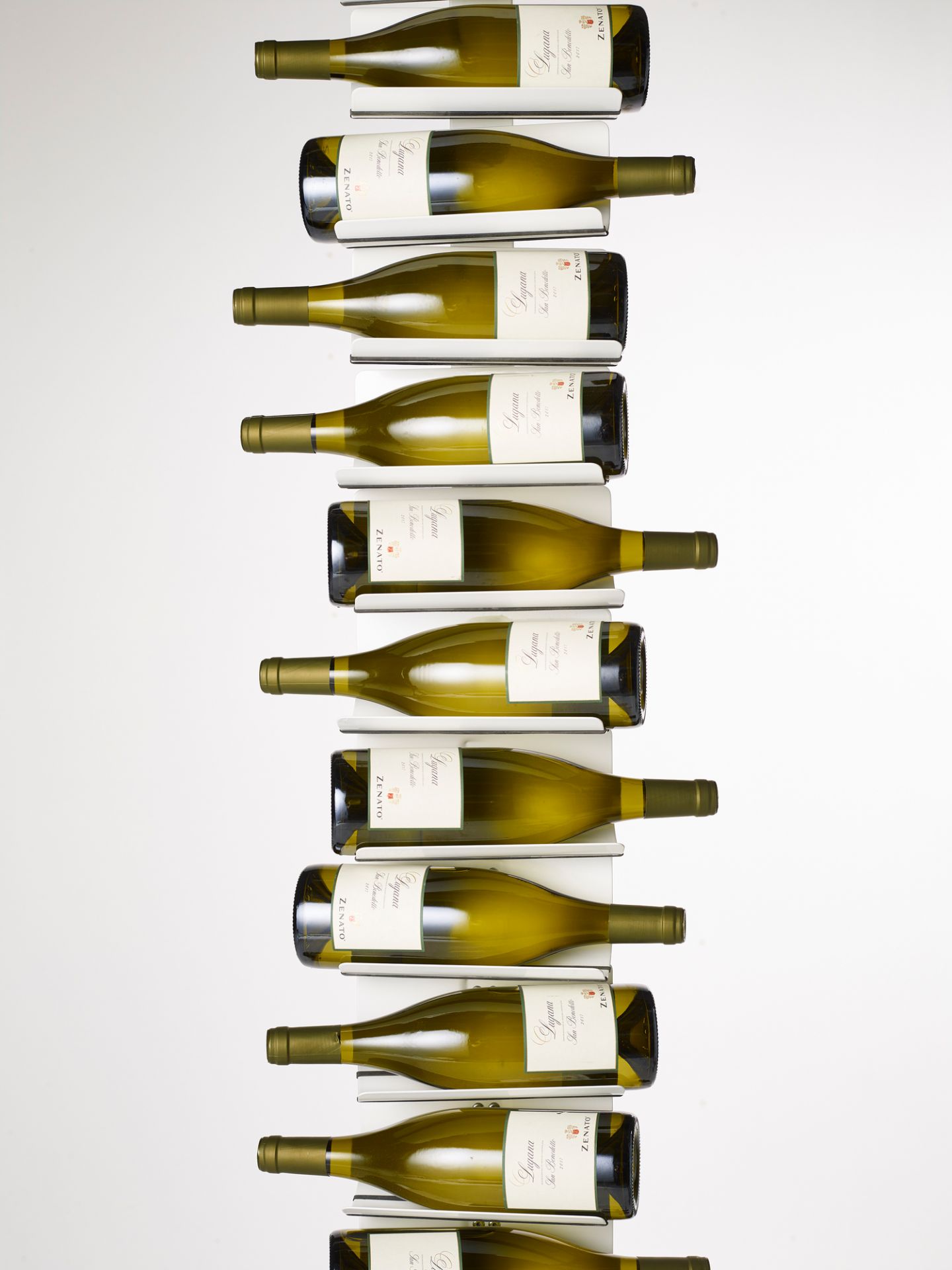 Ptolomeo Vino Weinregal mit Weißwein-Flaschen. Design Weinregal für die Wandmontage, moderne Weinlagerung.